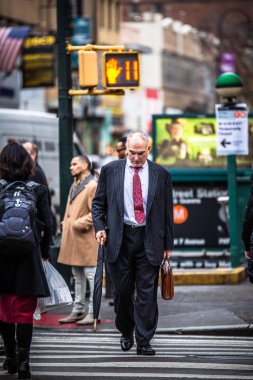  New York City - 14 Aralık 2018: Kış sokak sahne New York'un Manhattan'ın yoğun kentsel cadde üzerinde her gün durumda gerçek insanlarla