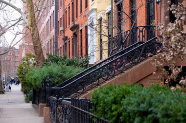 Renkli apartman binaları ve New York'ta güzel cadde boyunca brownstones.