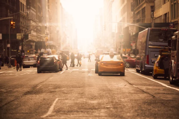 在曼哈顿市中心繁忙的纽约市街道上 汽车和匿名的阳光下的人模糊了 — 图库照片