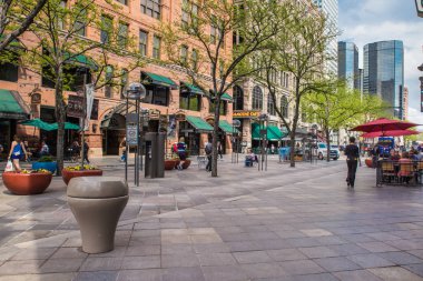 Denver, Colorado - 30 Nisan. 2018: landmark 16th Street Alışveriş Merkezi, açık alışveriş bölgesine insanlarla görünür şehir Denver Colorado'da görünümünü.