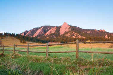 Boulder Colorado dağ manzarası ile Flatirons ve Chautauqua Park ahşap çit