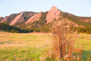 Boulder Colorado dağ manzarası ile Flatirons Chautauqua Parkı