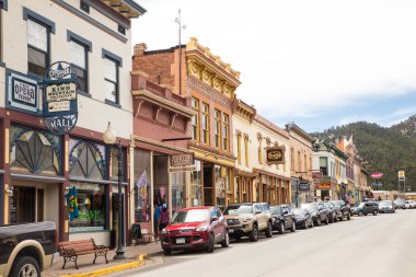 Idaho Springs, Colorado - 29 Nisan 2018: Sokak sahne tarihi Batı Idaho Springs, Colorado maden kasabası.