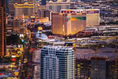 Las Vegas, Nevada - 15 Mayıs 2018: Las Vegas Nevada arasında gece ışıkları ve pek çok otel tatil ve casinolar görünümde görüntülemek. 