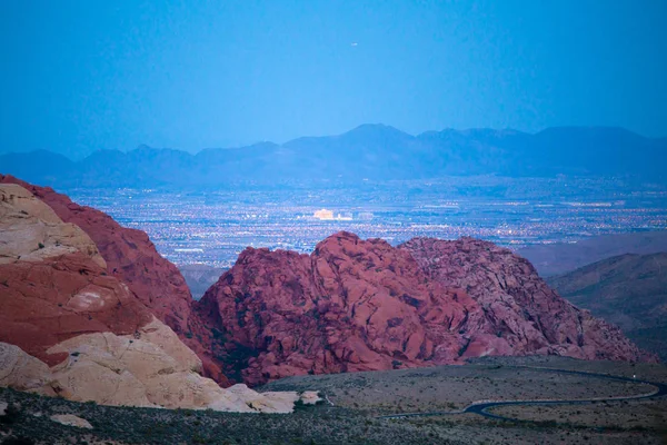 Red Rock Canyon Nevada Zmierzchu Światła Las Vegas Widać Poniżej — Zdjęcie stockowe