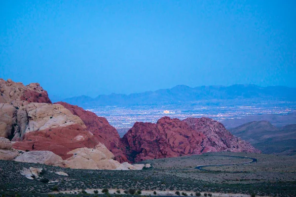 Red Rock Canyon Nevada Zmierzchu Światła Las Vegas Widać Poniżej — Zdjęcie stockowe