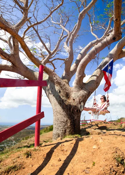 Cayey プエルトリコの Curva Arbol で山の風景の上に木からスイング幸せな女の子 — ストック写真