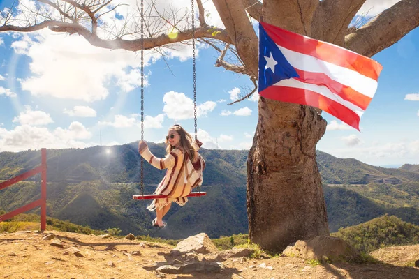 Happy Girl Swinging Drzewa Nad Górskim Krajobrazem Curva Del Arbol — Zdjęcie stockowe