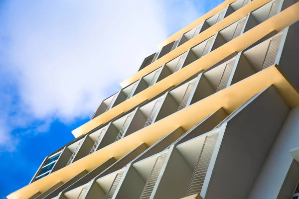 Eigentijds Hotel Geschilderd Geel Met Balkons — Stockfoto