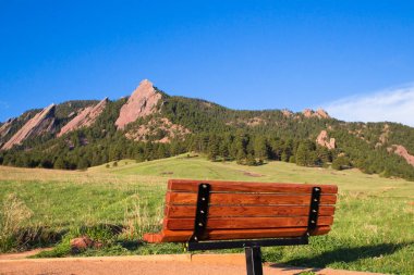 Chautauqua Park 'tan Boulder Colorado' daki Flatiron manzaralı ahşap park bankı.
