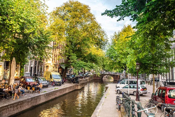 Amsterdam Hollanda Ağustos 2018 Amsterdam Dan Köprü Bisikletlerle Görülen Kanal — Stok fotoğraf