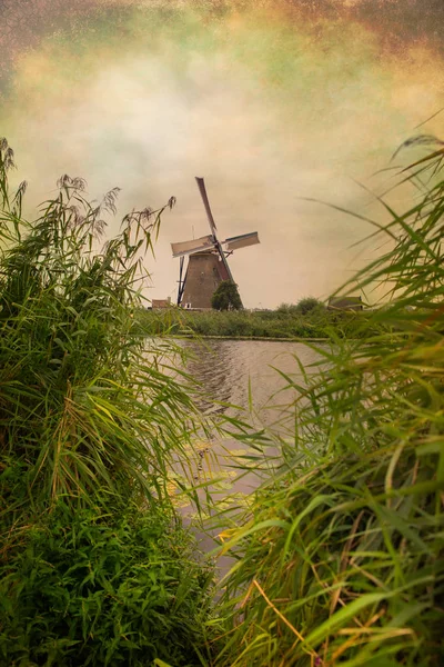 Oude Hollandse Windmolen Langs Kanaal Met Vintage Textuur Effect — Stockfoto