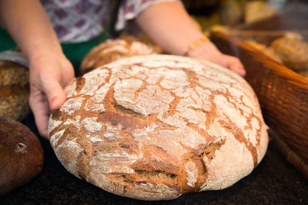 Baker Exibe Pão Pão Crocante Fresco Suas Mãos — Fotografia de Stock