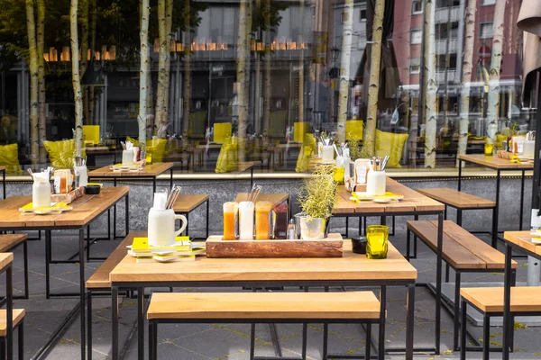 Buiten Straat Café Met Tafels Ingesteld Voor Klanten — Stockfoto