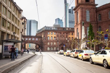 Frankfurt, Almanya - 23 Nisan 2019: Eski ve modern binaların ve görünür insanların olduğu sokak sahnesi.