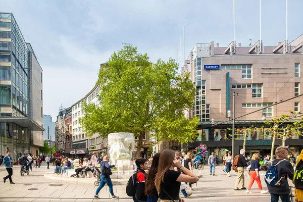 Frankfurt Niemcy Kwietnia 2019 Ulica Sceny Dzielnicy Handlowej Wzdłuż Ulicy — Zdjęcie stockowe