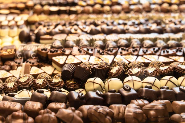 Zobrazení Rozmankého Mléka Tmavého Bílého Čokoládového Cukroví — Stock fotografie