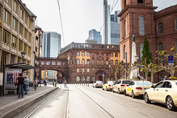 Frankfurt Německo Duben 2019 Pouliční Scéna Starými Moderními Budovami Lidmi — Stock fotografie