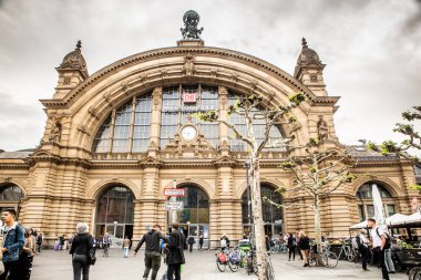 Frankfurt, Almanya - 24 Nisan 2019: Frankfurt Main'deki hauptbahnhof merkez tren istasyonunun görünümü, dışarıda görünür insanlar ile görülüyor.