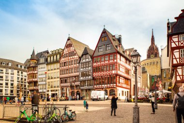 Frankfurt, Almanya - 23 Nisan 2019: Altstadt'taki eski mimariye bakış, Frankfurt, Almanya'da eski şehir, 
