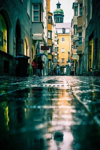 Straßenszene Regentag Innsbruck Österreich Mit Alter Architektur Pfützen Spiegelungen Regenschirmen — Stockfoto