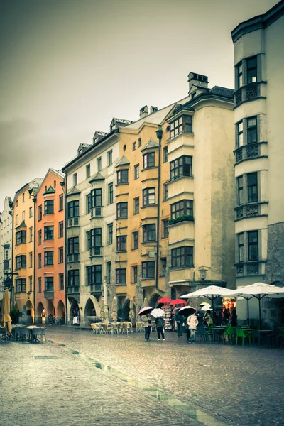 Innsbruck Österreich Regentag Straßenszene Mit Alter Architektur Unkenntlichen Menschen Und — Stockfoto