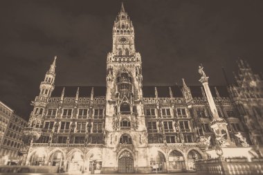 Münih Almanya, New Town Hall , Rathaus Marienplatz de vintage siyah beyaz filtre ile gece görülen