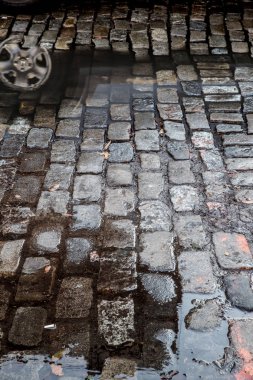 Su birikintileri ile Grungy arnavut kaldırımlı sokak, New York