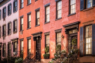 Güzel tuğla ve brownstone New York city daire Satır dışarıdan görülen.