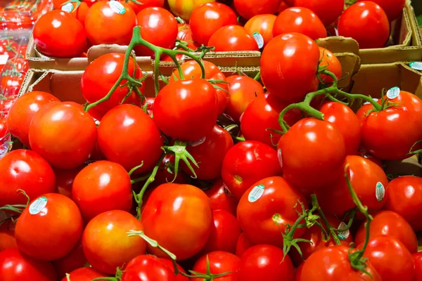 在杂货农产品市场葡萄藤上成熟的红樱桃番茄 — 图库照片