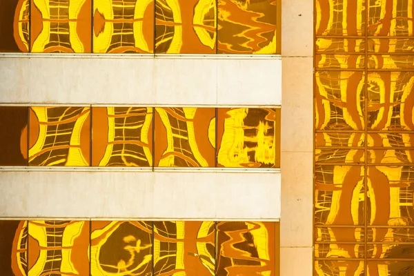 Abstract Gemaakt Door Gouden Gele Reflecties Moderne Gebouw Ramen — Stockfoto