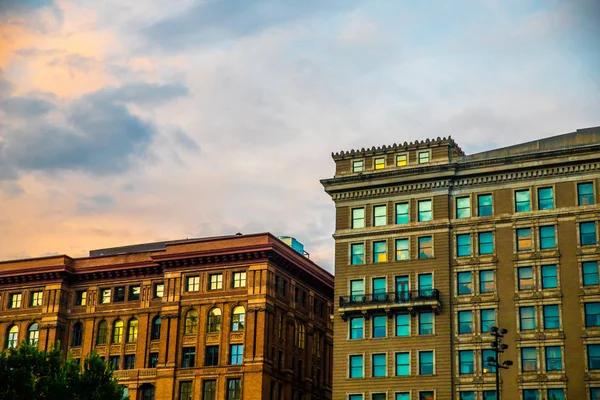 Pôr Sol Sobre Edifícios Apartamentos Cidade Tijolo Velho — Fotografia de Stock