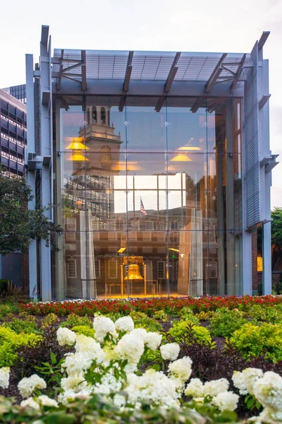 フィラデルフィアPaのガラスの建物を通して見た自由の鐘 — ストック写真