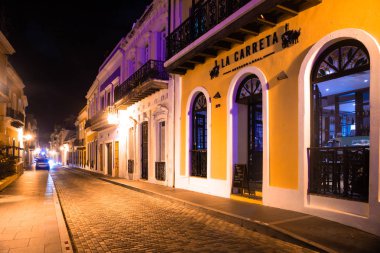 Eski San Juan Porto Riko 'da bina ve Arnavut kaldırımlı gece boş sokak sahnesi.