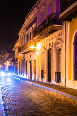 Eski San Juan, Porto Riko - 15 Mart 2019: Eski San Juan Porto Riko'dan sokak sahnesi eski mimari ve araba sürme ile gece görüldü