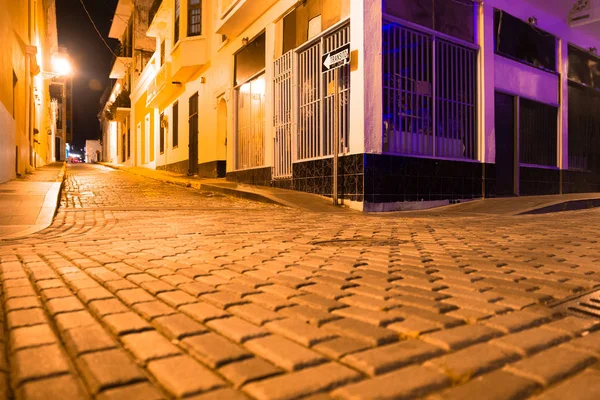 夜间波多黎各老圣胡安的空街景 有建筑物和鹅卵石 — 图库照片