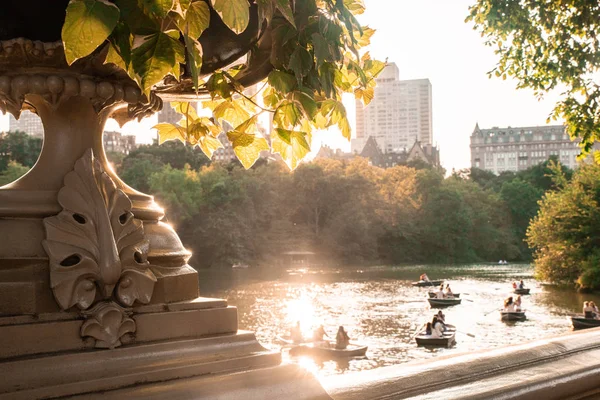 Лето Центральном Парке Нью Йорка Вид Исторического Боу Бридж Неизвестными — стоковое фото