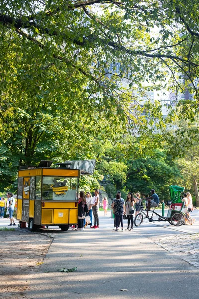 Central Park New York City Dengan Orang Orang Mengantri Gerobak — Stok Foto