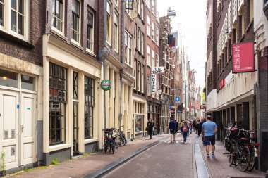 Amsterdam, Hollanda- 31 Ağustos 2018: Gün boyunca Kırmızı Işık semtinde Amsterdam'dan gelen ve insanların görülebildiğine göre sokak sahnesi. 