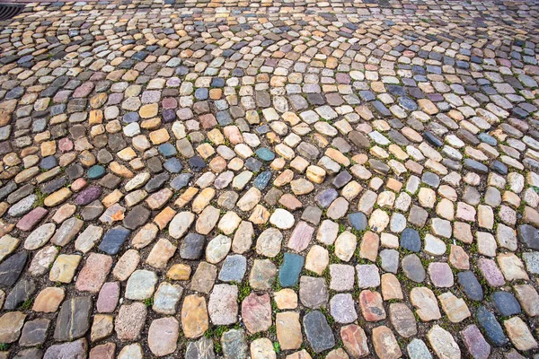 Eski Avrupa Arnavut Kaldırımlı Sokakta Renkli Arnavut Kaldırımlı Desen — Stok fotoğraf