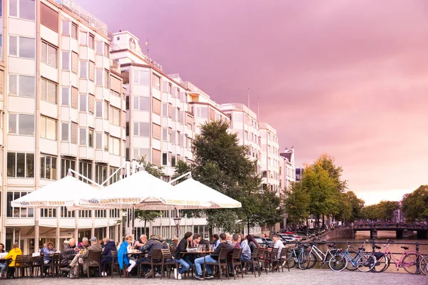 Amsterdam Holandia Sierpnia 2018 Ulica Sceny Amsterdamu Ludźmi Jadalnia Zewnątrz — Zdjęcie stockowe