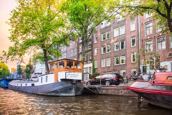 Amsterdam Hollanda Eylül 2018 Amsterdam Daki Kanaldan Görünüm Tekneler Mimari — Stok fotoğraf