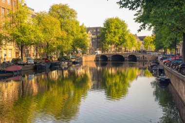 Amsterdam, Hollanda - 1 Eylül 2018: Bu Amsterdam şehir sahnesinde kanal, köprü ve mimari görünümü