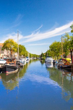 Edam, Hollanda - 1 Eylül 2018: Edam, Hollanda'nın kanaldan bakAbildiğim görünümü, teknelerle görünümünde 