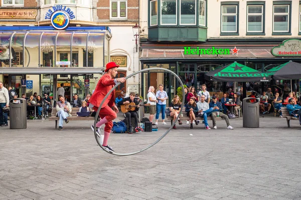 Amsterdam, Hollanda - 1 Eylül 2018: Amsterdam şehrinde ki şehir caddesinde sokak sanatçısı kalabalığı eğlendirdi.