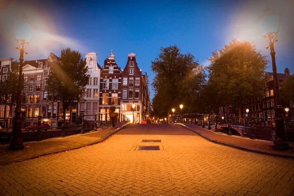 Gatescenen Amsterdam Kvelden Med Lys Arkitektur – stockfoto