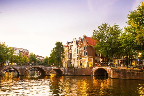 Amsterdam Işık Kanal Köprü Ile Akşam Görüldü — Stok fotoğraf