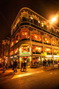 Amsterdam, Hollanda - 1 Eylül 2018: Amsterdam, Red Light District'teki Oriental City restoranını gece görüş alanında gören insanlarla görüntülendi.