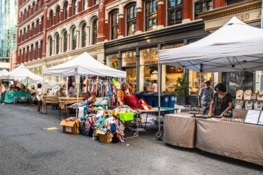 New York City - 24 Ağustos 2019: Manhattan'daki Astor Place'te insanların görünür olduğu çadır sokak fuarının manzarası.