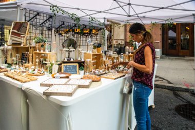 New York City - 24 Ağustos 2019: Manhattan'daki Astor Place'te insanların görünür olduğu çadır sokak fuarının manzarası.